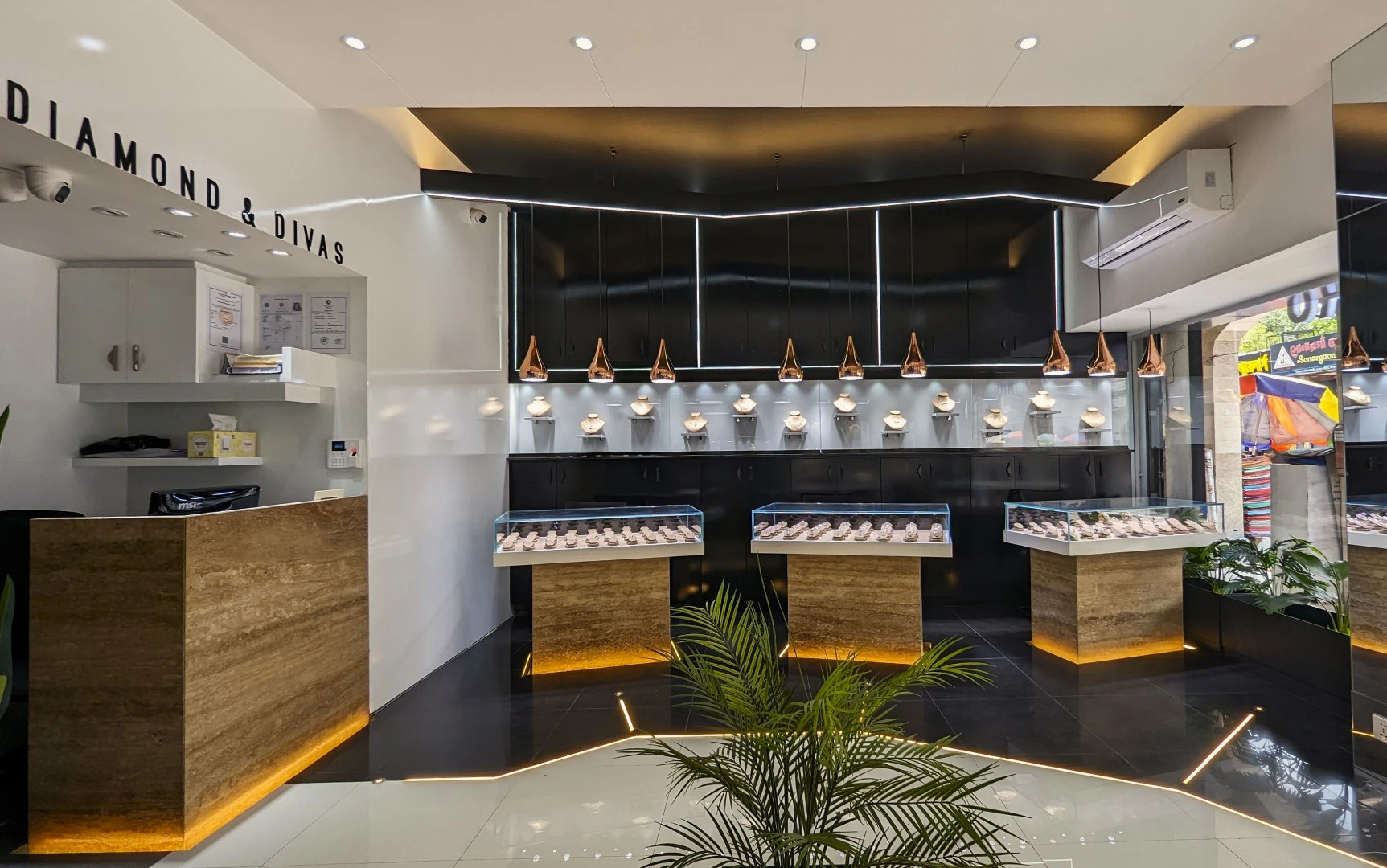 Diamond & Divas Showroom Interior